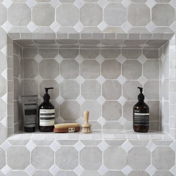 inbyggd hylla i duschen klädd i zellige-kakel