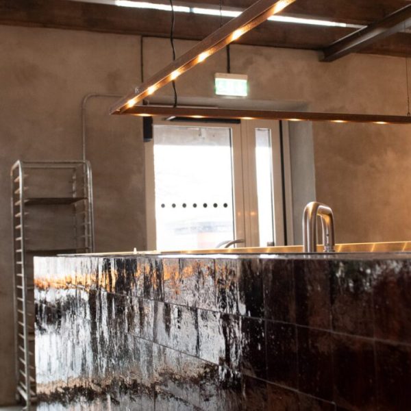 Bageri med en disk täckt av brunt marockanskt zellige-kakel