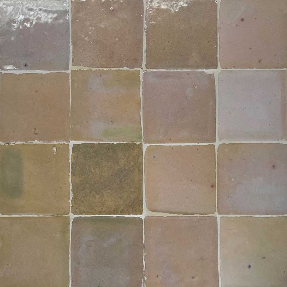 zellige kakel med stor färgvariation i beige, rosa och brunt