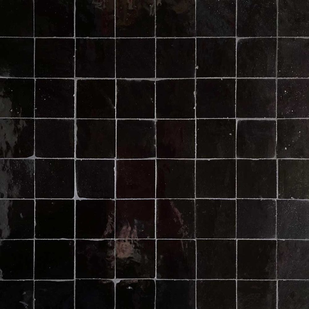 Svart zellige-kakel i storleken 5x5 cm