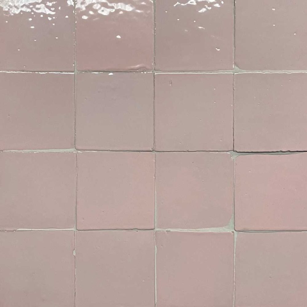 rosa zellige kakel med ljus fog