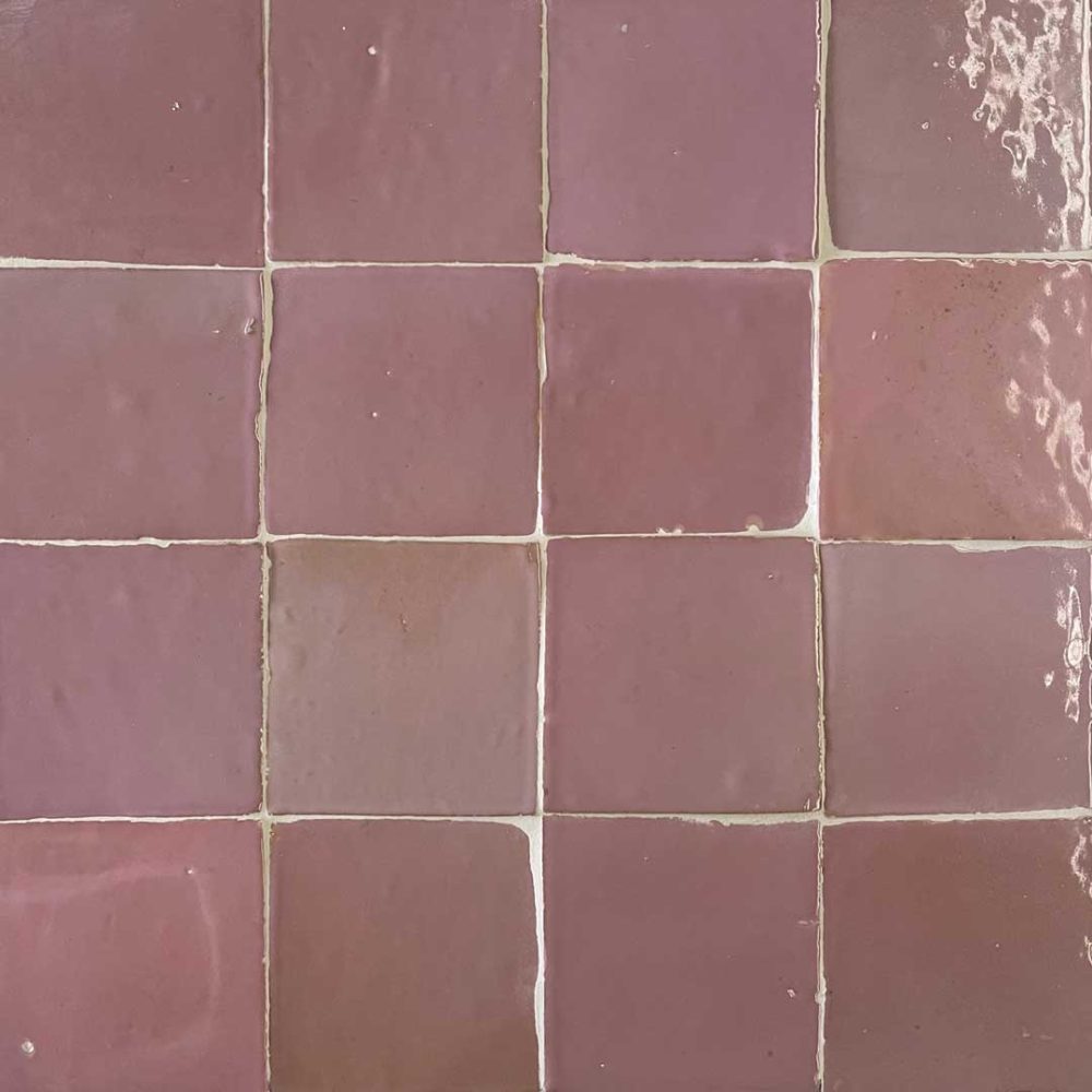 gammelrosa zellige kakel med ljusbeige fog