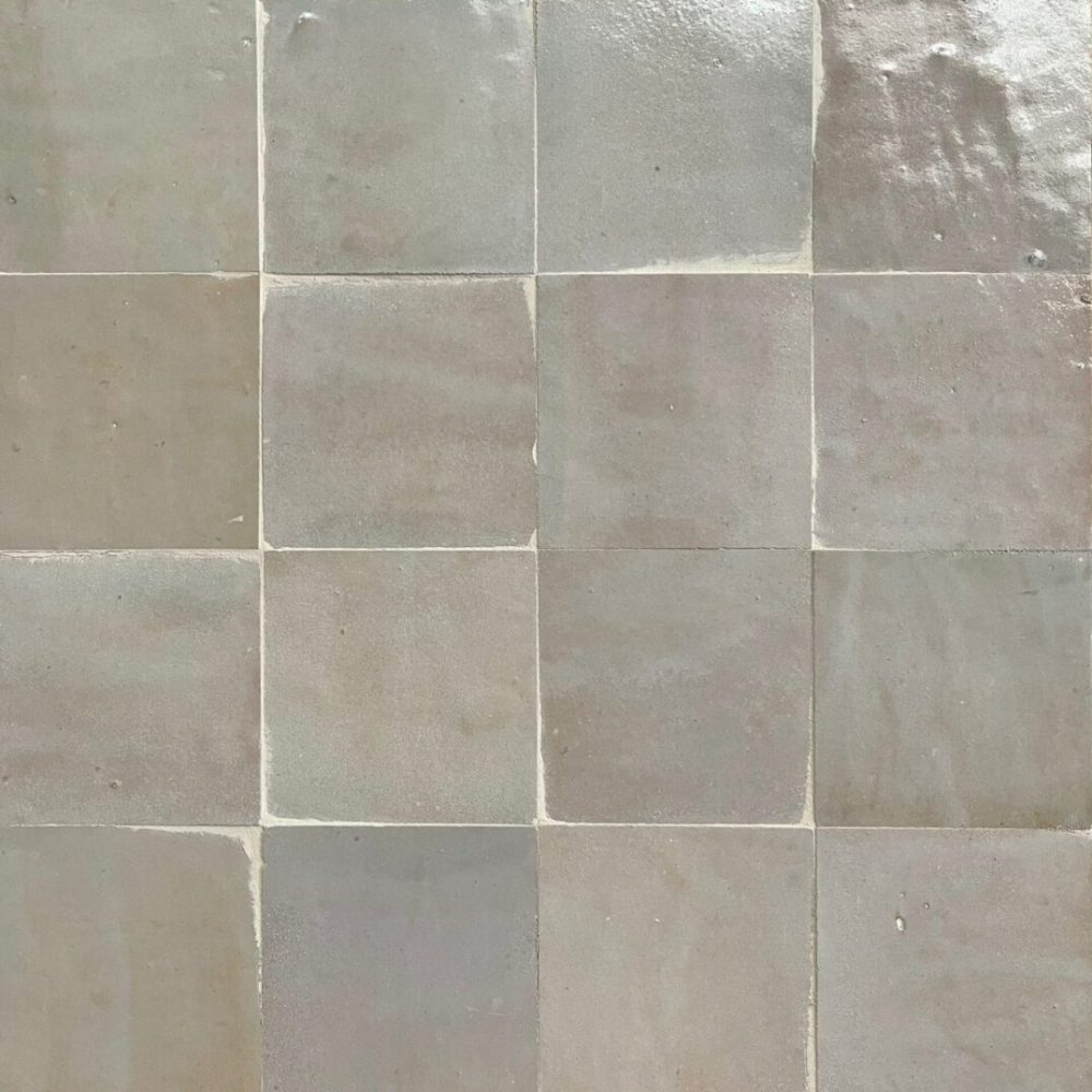 neutralt marockanskt zellige-kakel i nyanser av beige, blått och gult