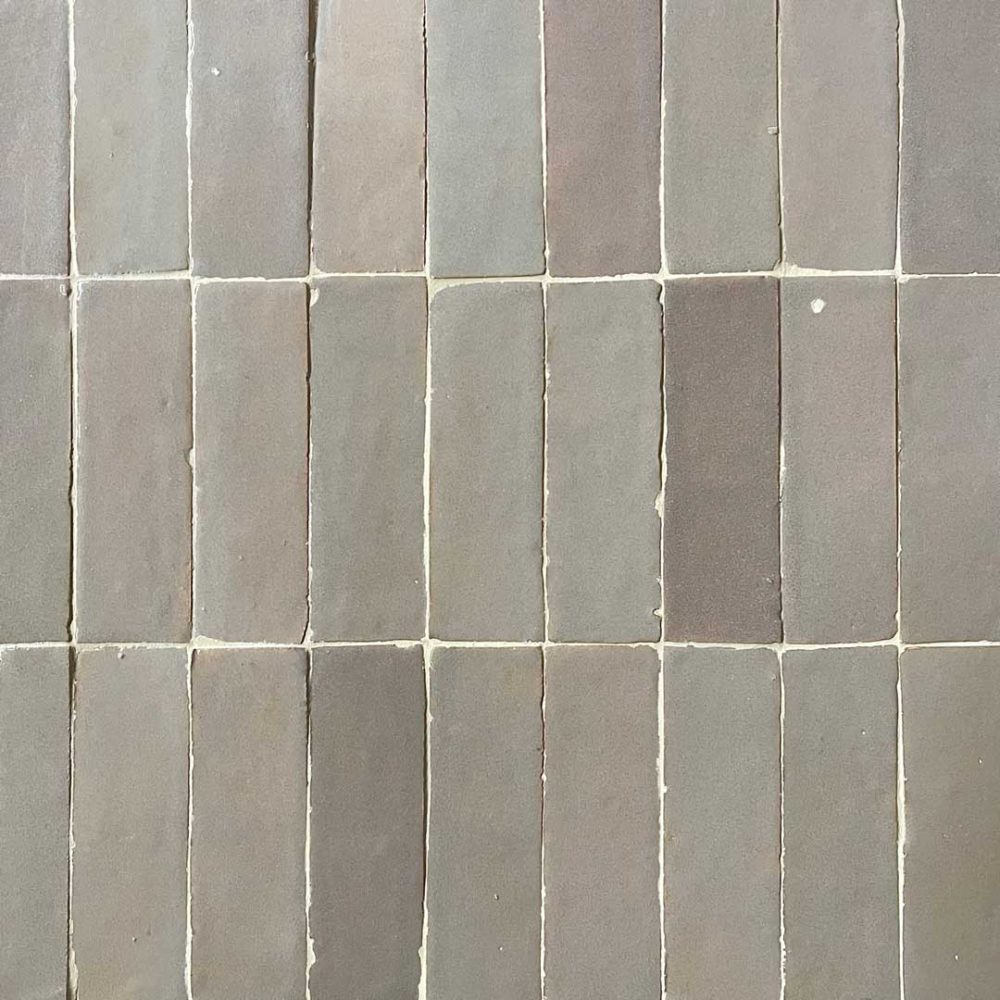 avlångt zellige-kakel i en nedtonad rosa färg