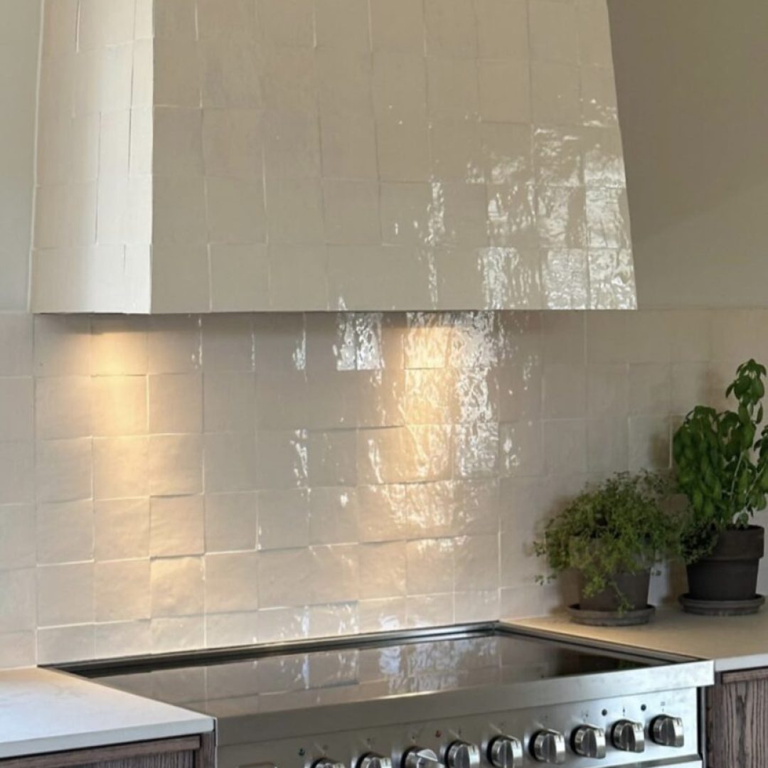 kök med backslash samt fläckt täckta med zellige kakel