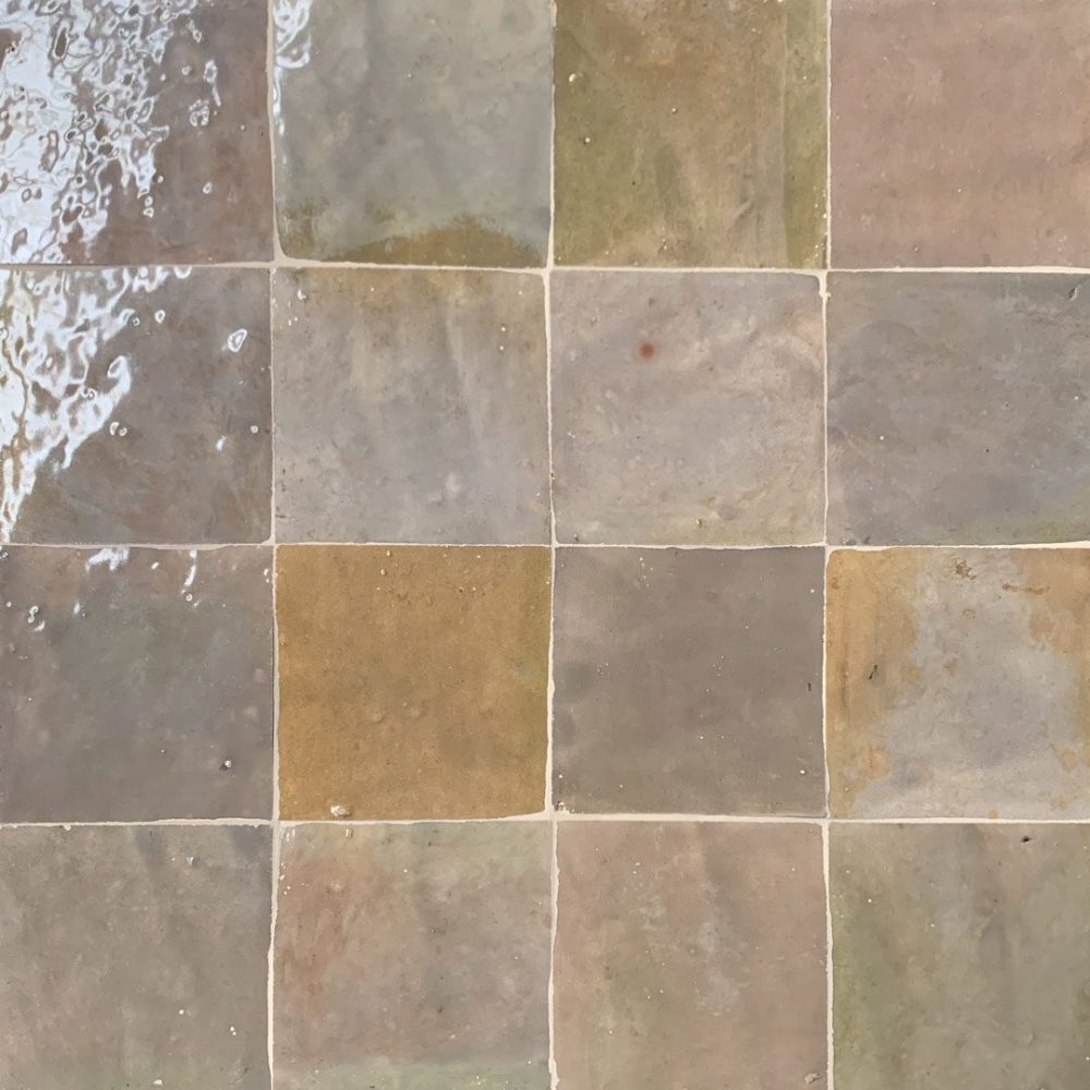 ojämnt zellige kakel i en blandning av beige och brunt