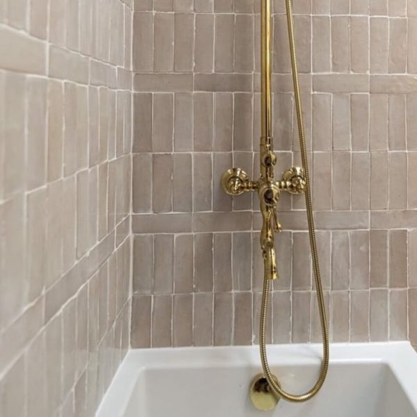 badrum med rosa zellige kakel på väggarna