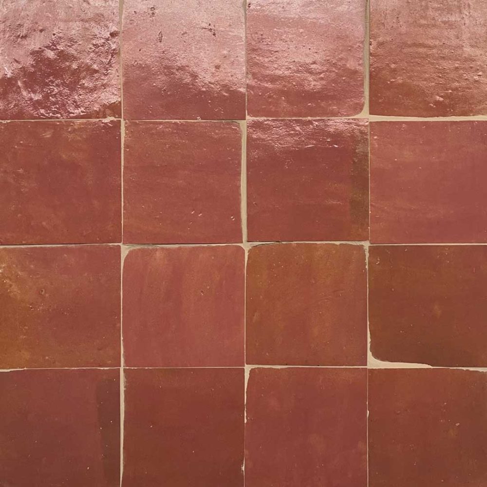 Ljusrött zellige kakel med beige fog