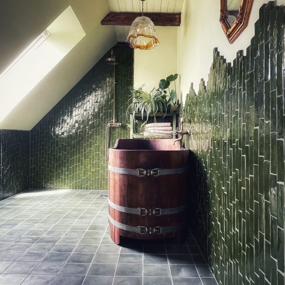 badrum med grönt marockanskt zellige kakel på väggarna
