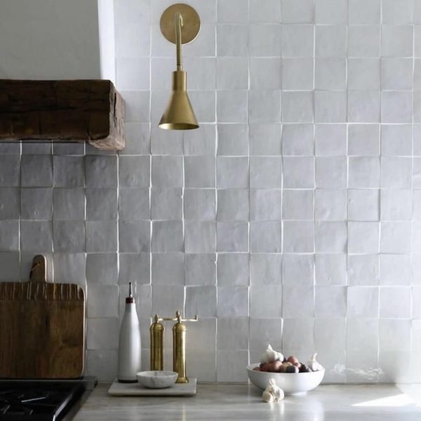 kök med backsplash täckt av vitt zellige kakel