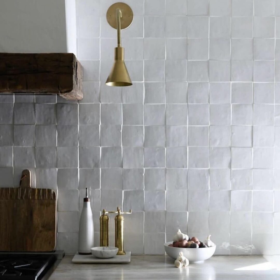 kök med backsplash täckt av vitt zellige kakel