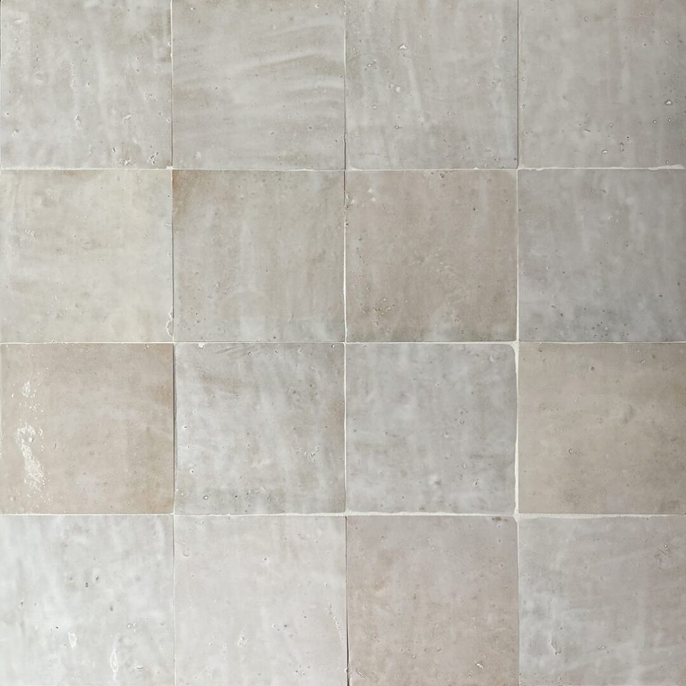 zellige kakel i vitt med skiftningar i beige