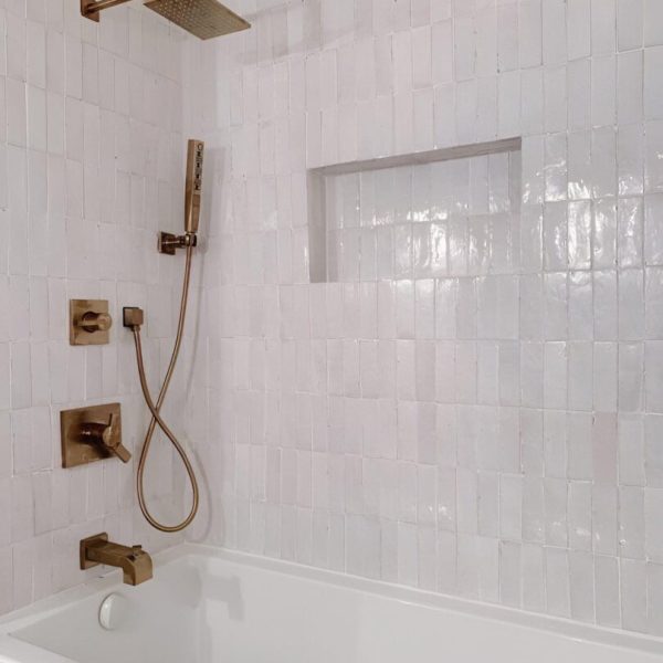 badrum med vitt marockanskt zellige kakel på väggen