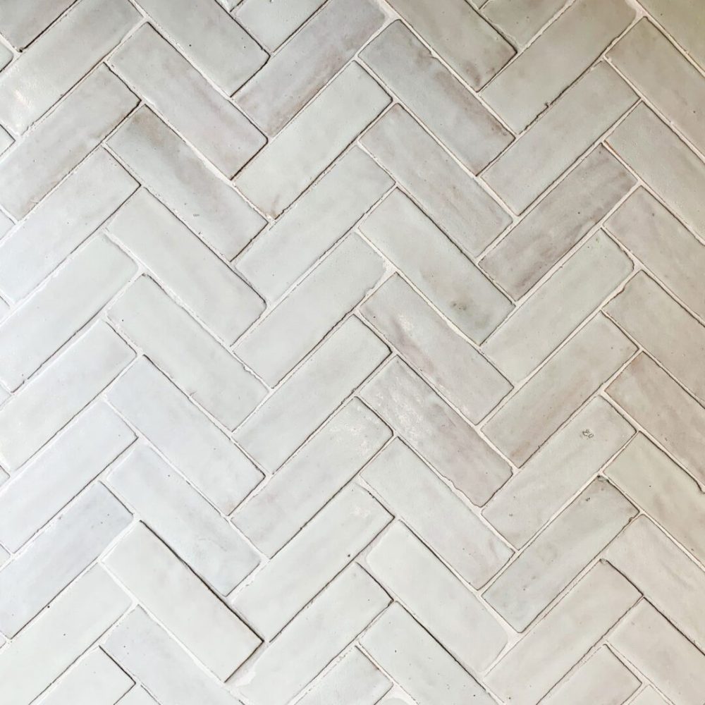 ljust marockanskt zellige kakel i fiskbensmönster