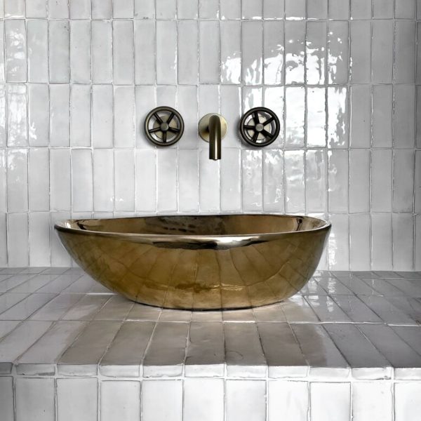 Bronshandfat Mandola med Zellige Elongated White på väggen