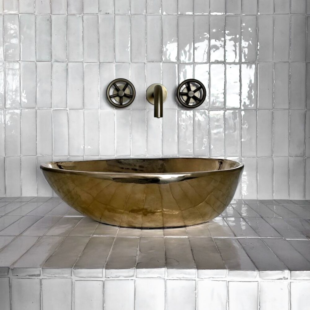 Bronshandfat Mandola med Zellige Elongated White på väggen