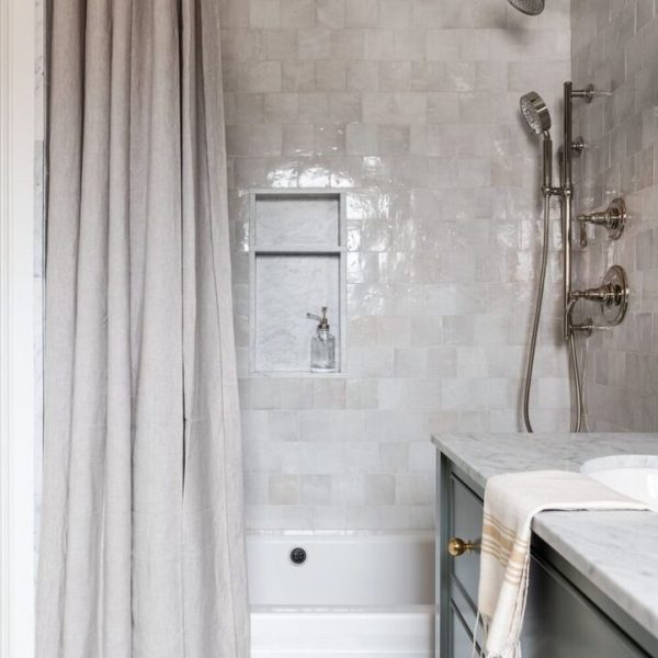 badrum med vitt marockanskt zellige kakel på väggen