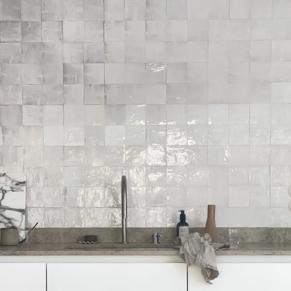 kök med vitt marockanskt zellige kakel på väggen