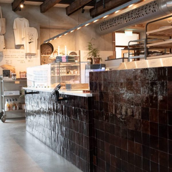 Bageri med en disk täckt av brunt marockanskt zellige-kakel