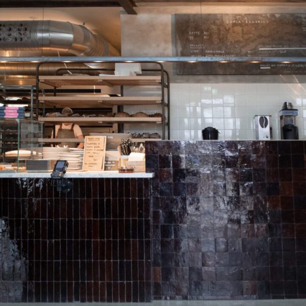 Bageri med en disk täckt av brunt marockanskt zellige-kakel