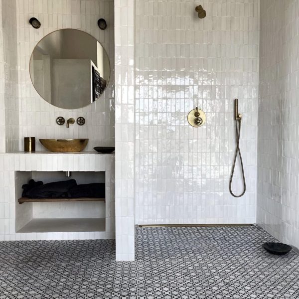 badrum med vitt marockanskt zellige kakel på väggen