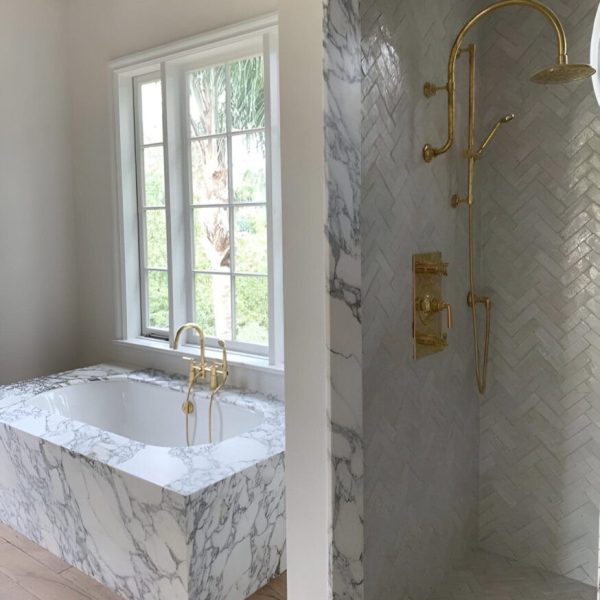 badrum med vitt marockanskt zellige kakel på väggen