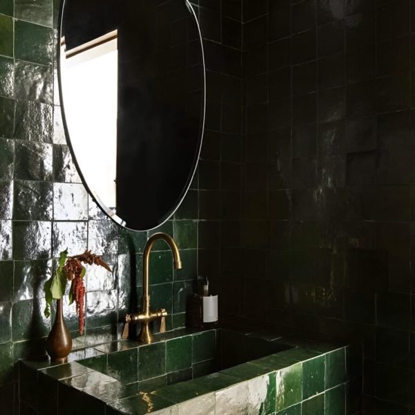 badrum med grönt marockanskt zellige kakel